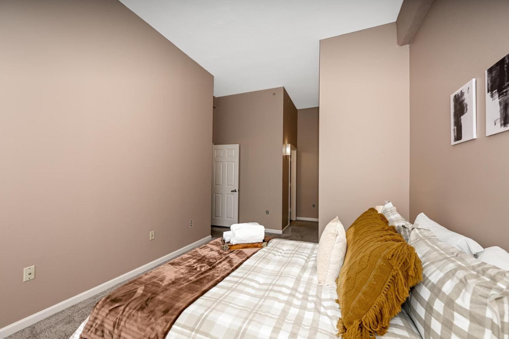 2 Bath Prkg+Gym+Sauna Perk Plaza +30 Day Cleveland Esterno foto